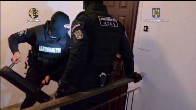 Tanara de 23 de ani acuzata ca a efectuat ilegal interventii estetice timp de cinci ani