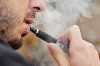 Tigarile electronice vape urile si dispozitivele care incalzesc tutunul ar putea fi interzise in spatiile publice inchise Proiect de lege depus in Parlament