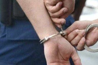Topoloveni Doi barbati retinuti dupa ce l au batut cu o bata pe altcineva