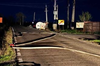 Trafic oprit pe DN1D O cistern cu GPL s a rasturnat dupa ce a lovit un stalp de electricitate