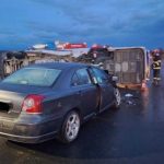 Un microbuz si o masina au fost implicate intr un accident dupa ce un sofer a patruns pe contrasens 10 persoane au fost transportate la spital