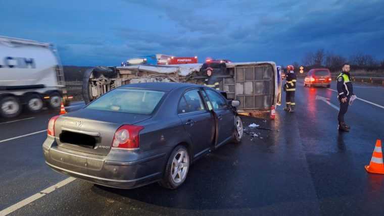 Un microbuz si o masina au fost implicate intr un accident dupa ce un sofer a patruns pe contrasens 10 persoane au fost transportate la spital