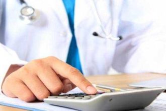 Un neurochirurg este acuzat ca a inselat un pacient cu 26000 de lei prin tratamente fictive