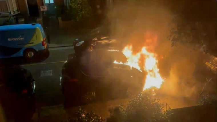 Un roman si doi ucraineni judecati pentru incendierea masinilor si a locuintelor premierului Keir Starmer