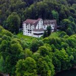 Valea cu Pesti Pastele Sarbatorit la Munte cu Traditii Liniste si Timp pentru Familie