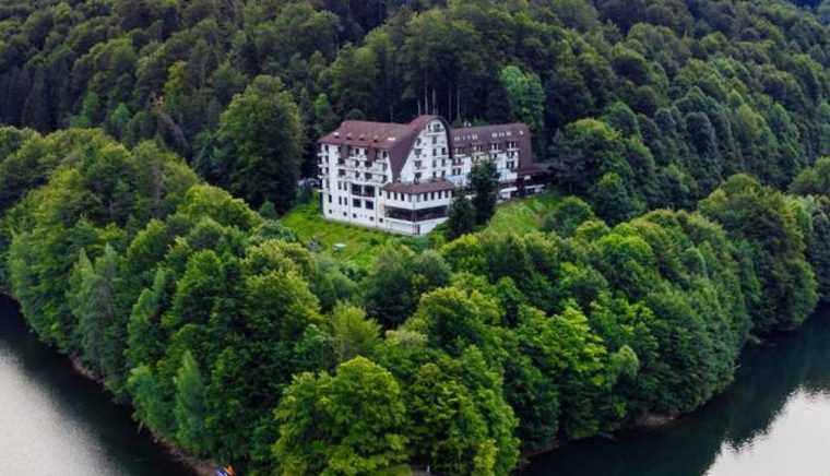 Valea cu Pesti Pastele Sarbatorit la Munte cu Traditii Liniste si Timp pentru Familie