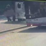 Video Prins la Pitesti dupa ce a spart un panou de sticla in statia de autobuz