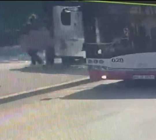 Video Prins la Pitesti dupa ce a spart un panou de sticla in statia de autobuz