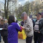 Voluntarii si asistentii sociali din Pitesti au adus fericire inainte de Paste