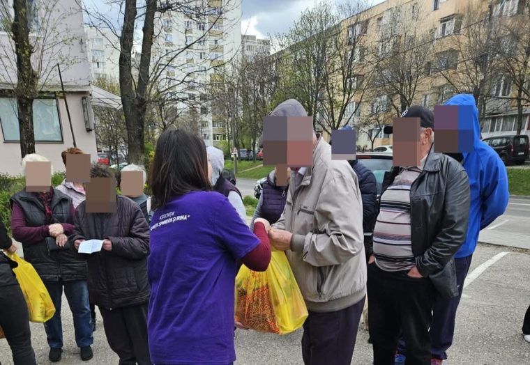 Voluntarii si asistentii sociali din Pitesti au adus fericire inainte de Paste