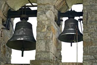 clopot cazut in noaptea de inviere la bacau clopotarul a fost internat in stare critica la spital