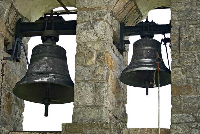 clopot cazut in noaptea de inviere la bacau clopotarul a fost internat in stare critica la spital