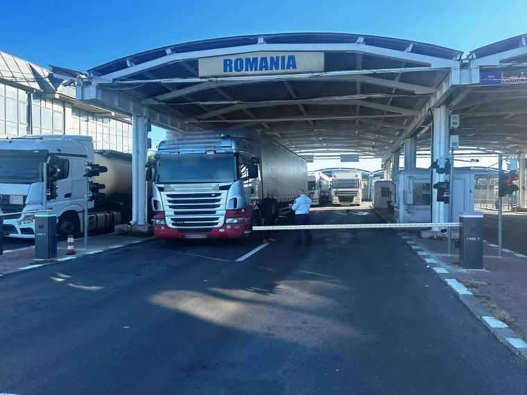 descoperire socanta la granita 16 migranti ascunsi printre bunuri intr un camion ce se indrepta spre europa