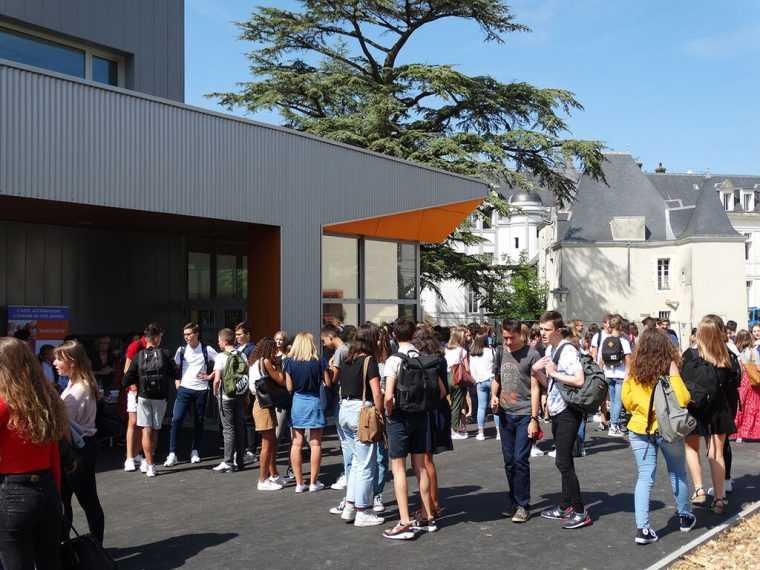 eleva de 15 ani injunghiata intr un liceu din franta