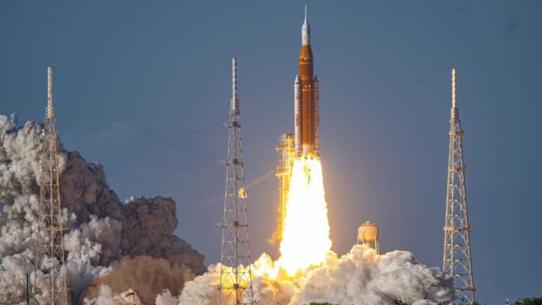 inca o data spre luna o lansare spectaculoasa dupa 50 de ani misiunea artemis 2 a decolat cu succes