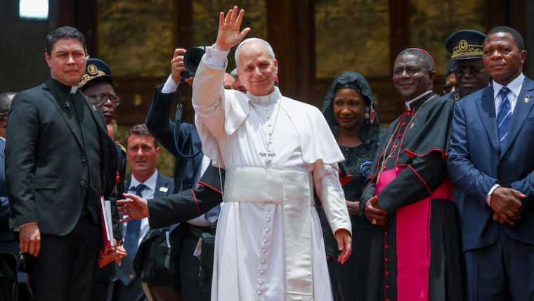 papa leon mesaj puternic din camerun lumea este distrusa de o mana de tirani