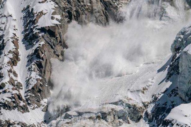 pericol major in zona montana avalansele pot fi provocate chiar de turisti avertismentul meteorologilor
