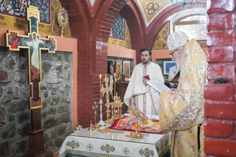 slujbaarhiereascalaparaclisulmanastiriisfantulioanbotezatorulcorbeni