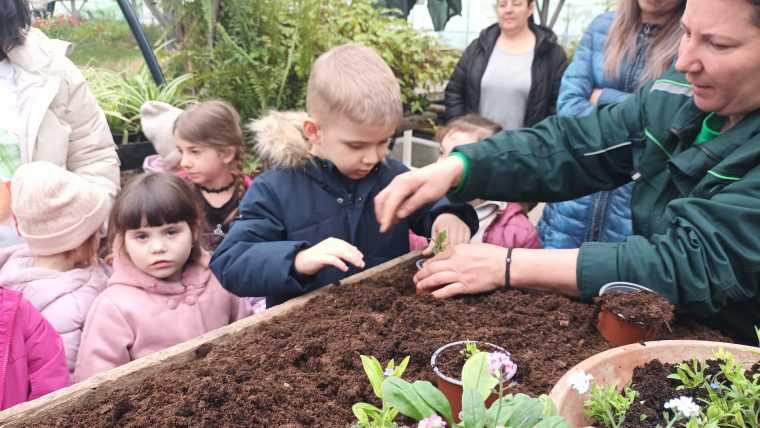 sute de copii din pitesti au petrecut timp in natura in cadrul saptamanii verzi