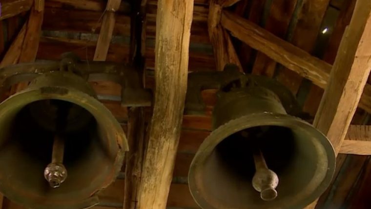 tragedie in noaptea de inviere un clopotar grav ranit dupa ce un clopot s a desprins si l a lovit in cap