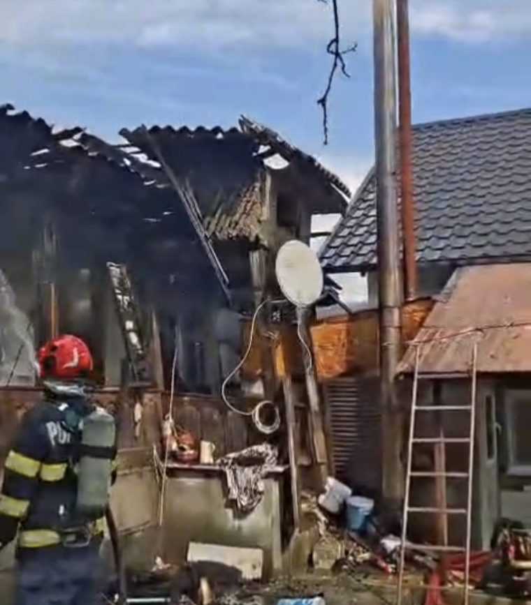 video incendiu la o gospodarie din babana