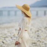 10 articole vestimentare esentiale pentru bagajul de plaja