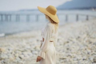 10 articole vestimentare esentiale pentru bagajul de plaja