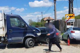 Accident in Arges cu trei vehicule Doi raniti transportati cu ambulantele