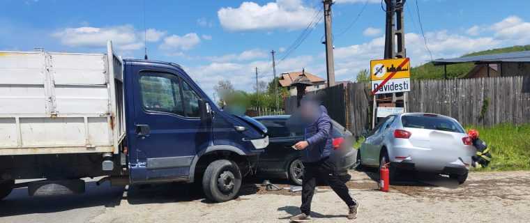 Accident in Arges cu trei vehicule Doi raniti transportati cu ambulantele