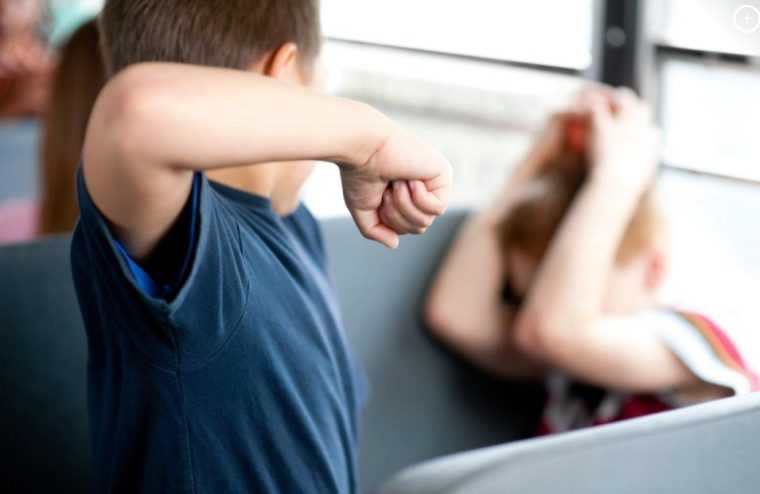 Adolescente agresata si lasata pe camp dupa ce a refuzat sa se prostitueze