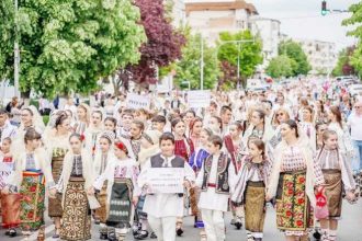 Bravo Mioveni Peste 2000 de participanti la Parada Costumului Popular