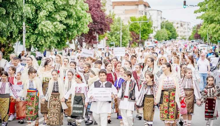 Bravo Mioveni Peste 2000 de participanti la Parada Costumului Popular