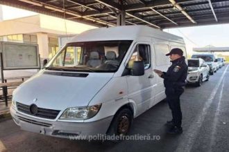 Bulgar retinut la frontiera cu zeci de pasari exotice ascunse in microbuz