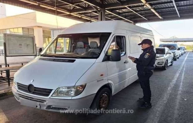 Bulgar retinut la frontiera cu zeci de pasari exotice ascunse in microbuz
