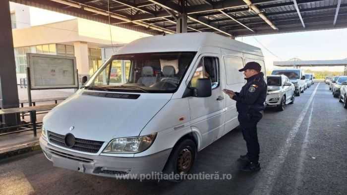 Bulgar retinut la frontiera cu zeci de pasari exotice ascunse in microbuz