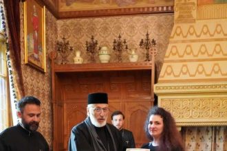 Calinic Argeseanu a distins castigatorii Expoziiei Concur de Icoane Nationale Rugamu ne Tie
