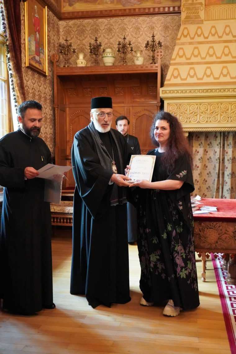 Calinic Argeseanu a distins castigatorii Expoziiei Concur de Icoane Nationale Rugamu ne Tie