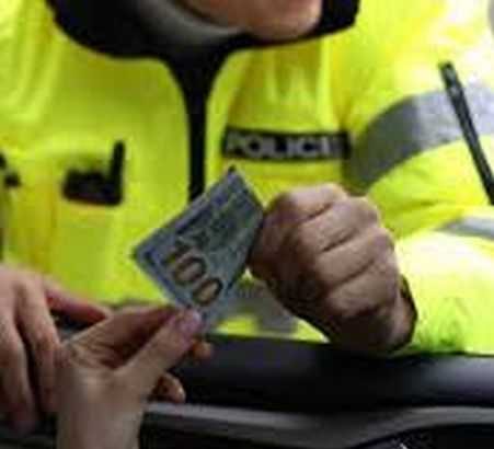Doi agenti de policie din DGPMB sunt cercetati pentru coruptie