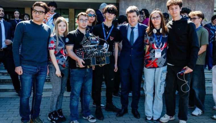 Echipele de robotica din Romania au obtinut primele patru locuri la Campionatul Mondial din SUA