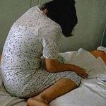 Fata de 17 ani batuta si arsa pe maini pentru prostitutie in Craiova