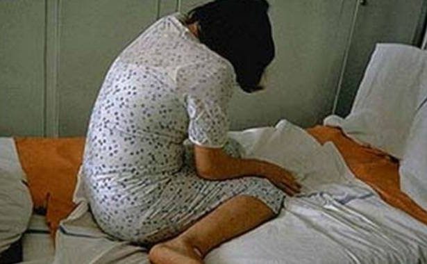 Fata de 17 ani batuta si arsa pe maini pentru prostitutie in Craiova