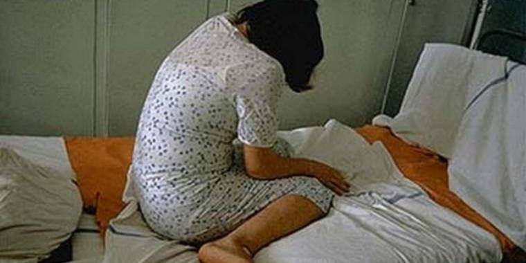 Fata de 17 ani batuta si arsa pe maini pentru prostitutie in Craiova