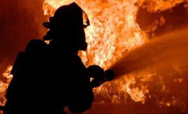 Flacari uriasa la intrarea in Bucuresti incendiu de amploare la un depozit mare din Chiajna Zeci de pompieri au intervenit
