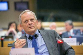 Fostul premier Theodor Stolojan ii solicit a lui Nicusor Dan sa nu mai tergiverseze numirea unui prim ministru nu poate sa astepte trebuie sa respecte constitutia