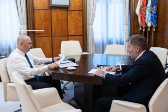 Ilie Bolojan a avut o intalnire cu seful Dacia Mihai Bordeanu Principalele probleme legate de piata auto pe agenda discutiilor