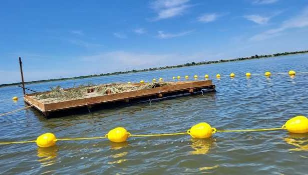 Insule suspendate pe un lac din Romania