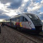 Locomotiva trenului Regio 9257 fumegand la Titu Calatorii sunt ingrijorati