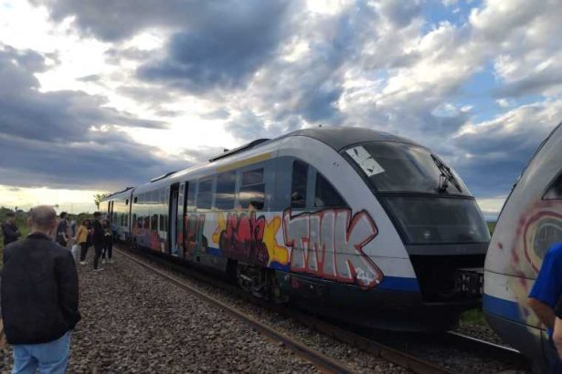 Locomotiva trenului Regio 9257 fumegand la Titu Calatorii sunt ingrijorati