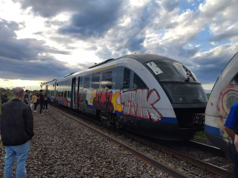 Locomotiva trenului Regio 9257 fumegand la Titu Calatorii sunt ingrijorati