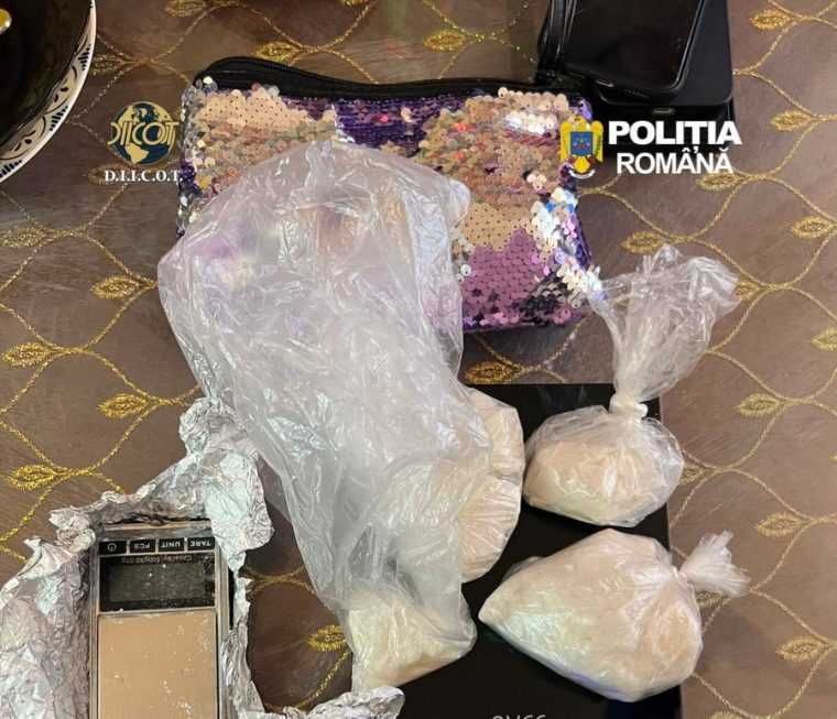 Mama si fica retinute preventiv pentru trafic de droguri